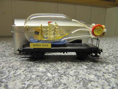 98. Buddelschiff in Metall-Box: Gorch Fock, ca. 9,5 cm, auf Basis Mrklin 4xxxx